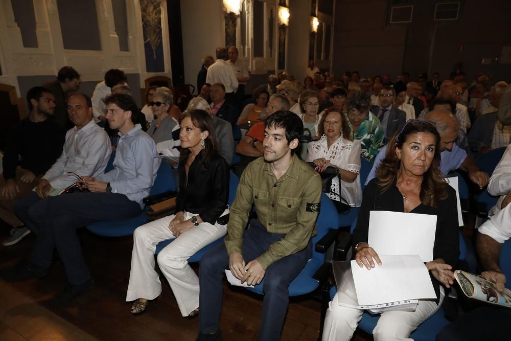 Entrega de distinciones a los antiguos alumnos del Instituto Jovellanos.