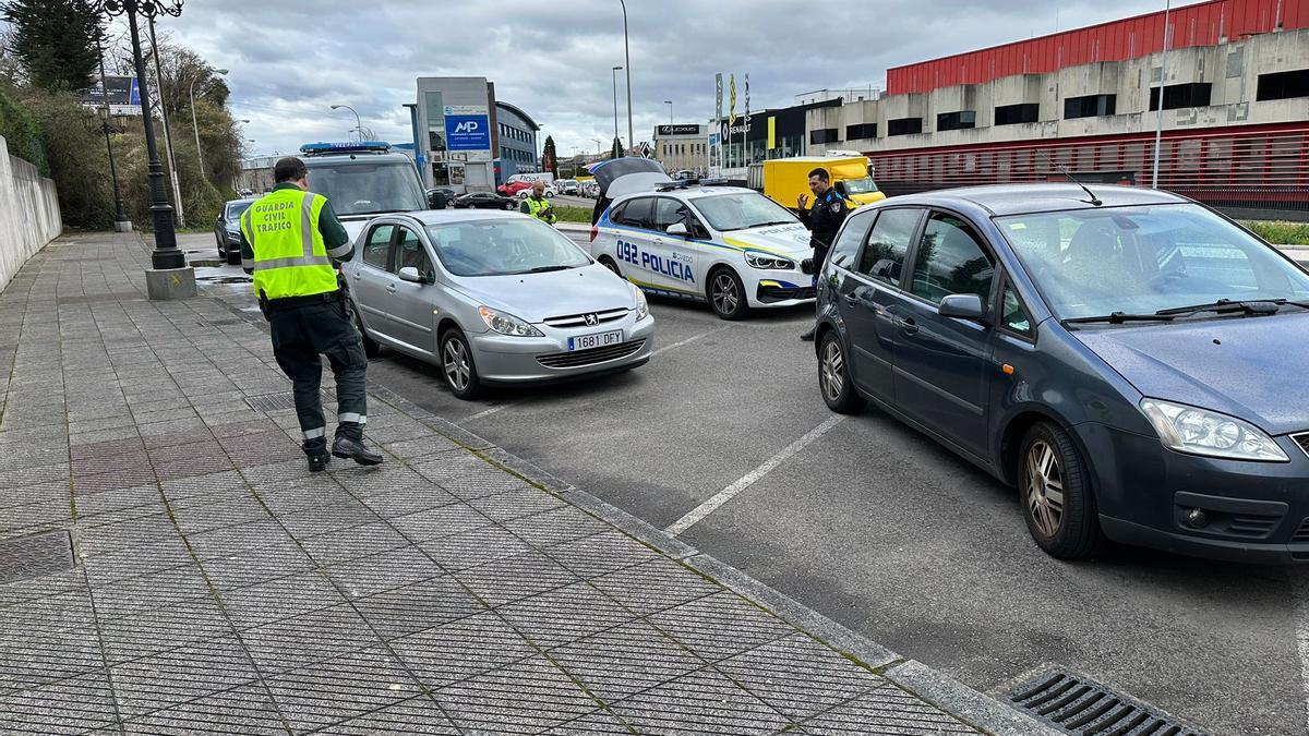 El Peugeot interceptado rodeado de agentes locales y de la Guardia Civil.
