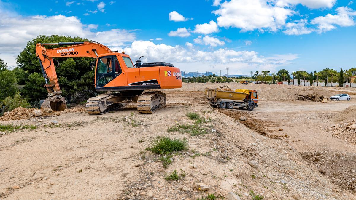 Otra imagen de los trabajos de adecuación del terreno para la ampliación del Cementerio de Sant Jaume.