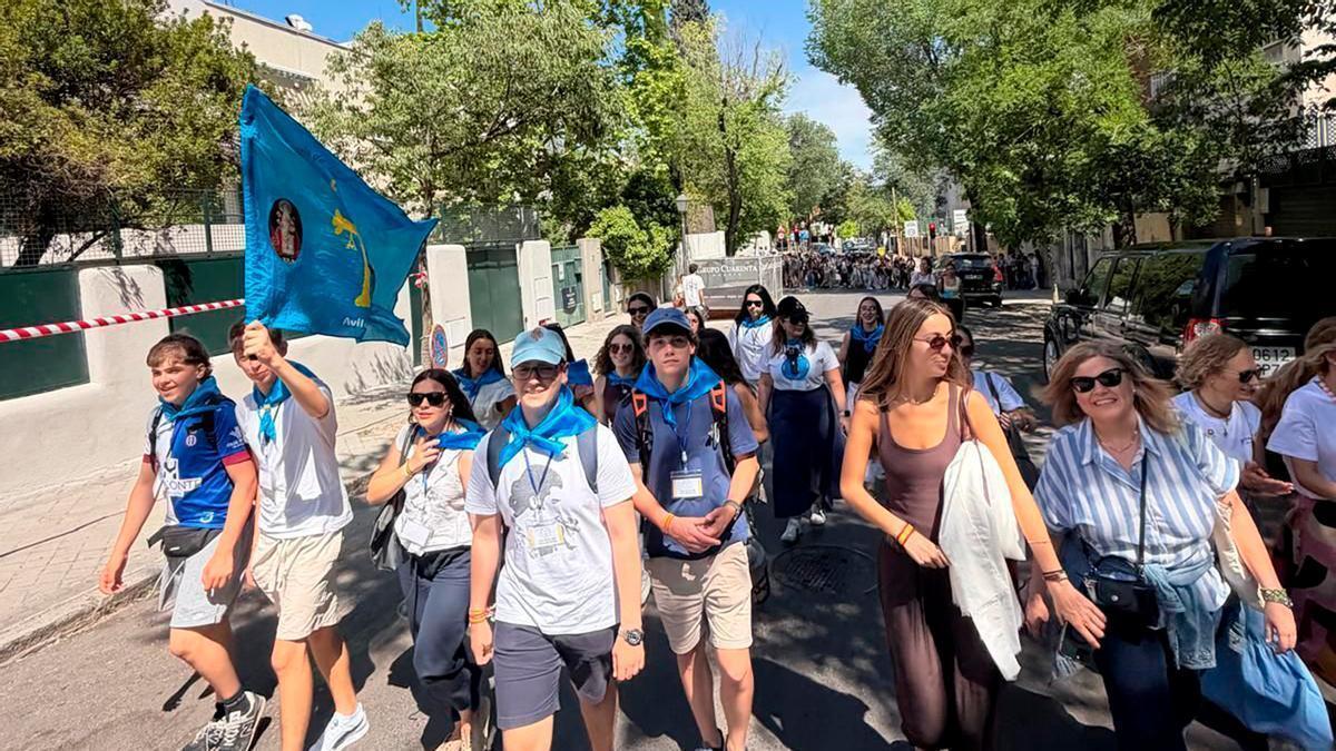 Los chavales de San Nicolás de Bari, de Avilés, avanzan por el centro de Madrid camino a la misa del Papa.