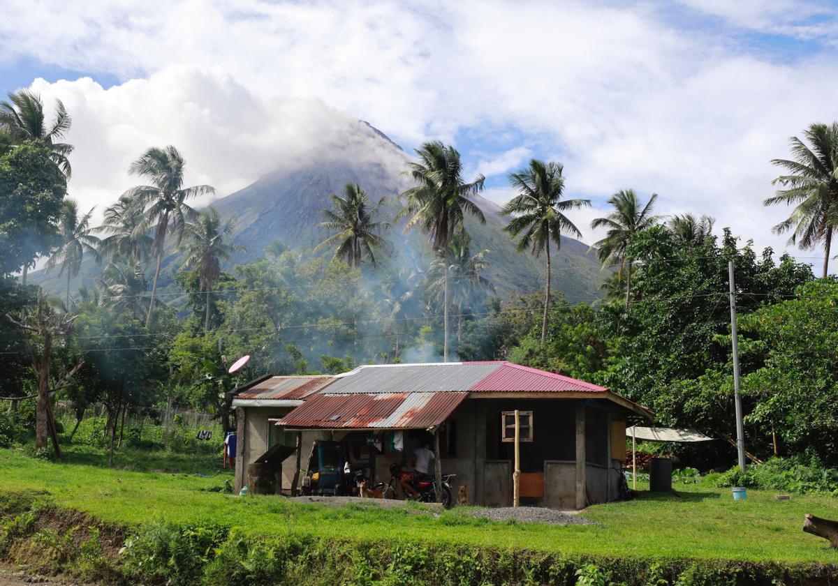 El volcán Mayón sigue activo en Filipinas