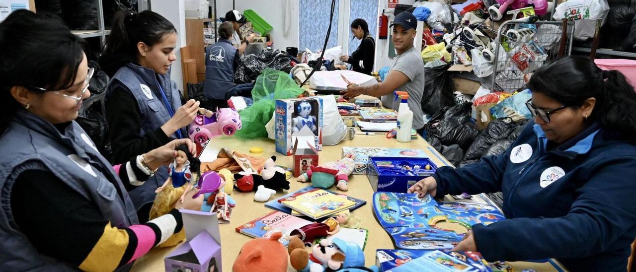 Los trabajadores ponen a punto los juguetes.