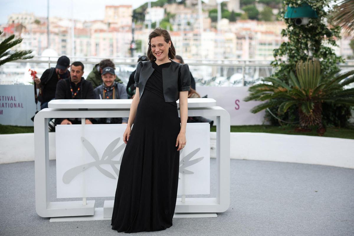 Carla Simón y el equipo de Romería posan en Cannes
