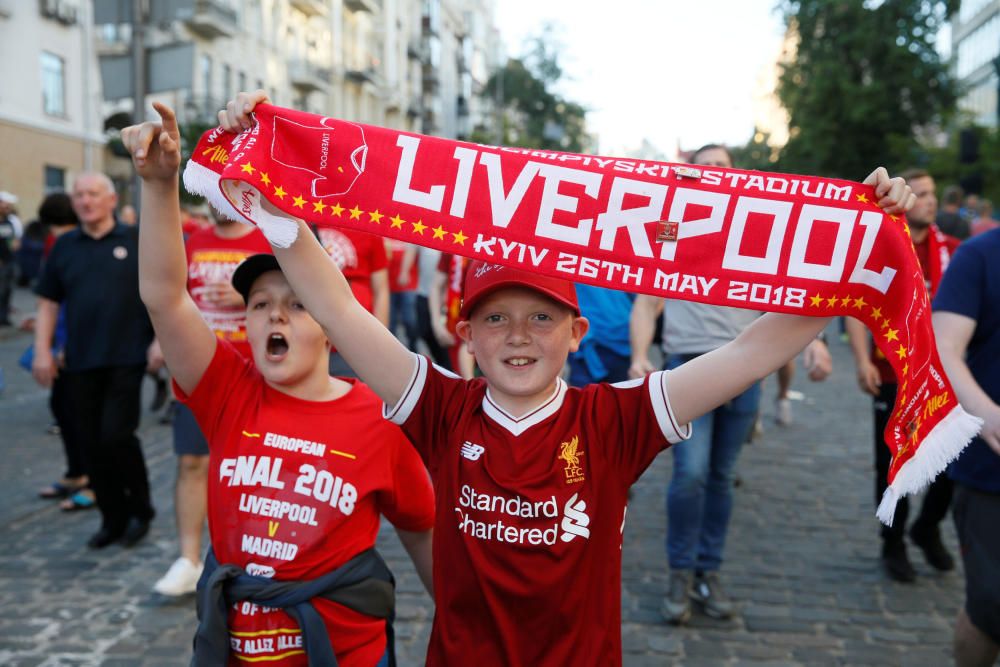 Las aficiones de Real Madrid y Liverpool llenan Kiev de color.