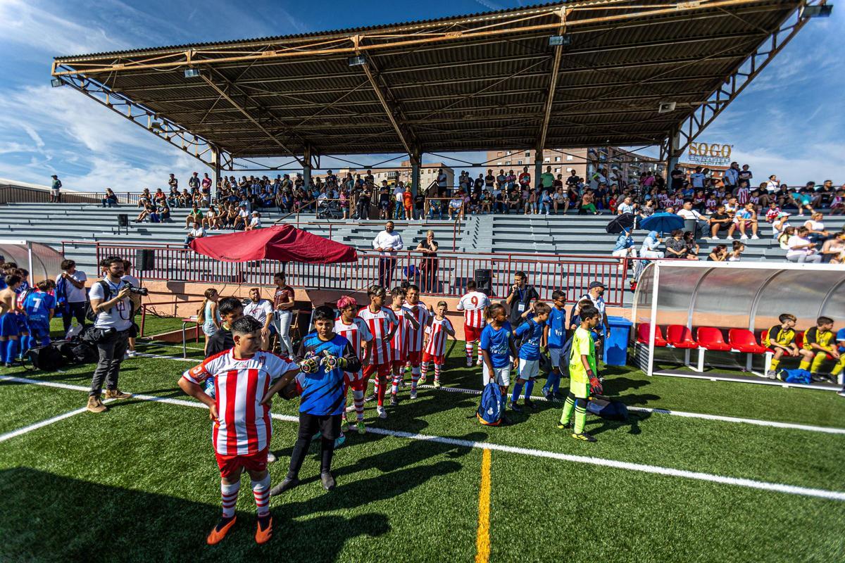 La Mina celebra su primera Champions infantil