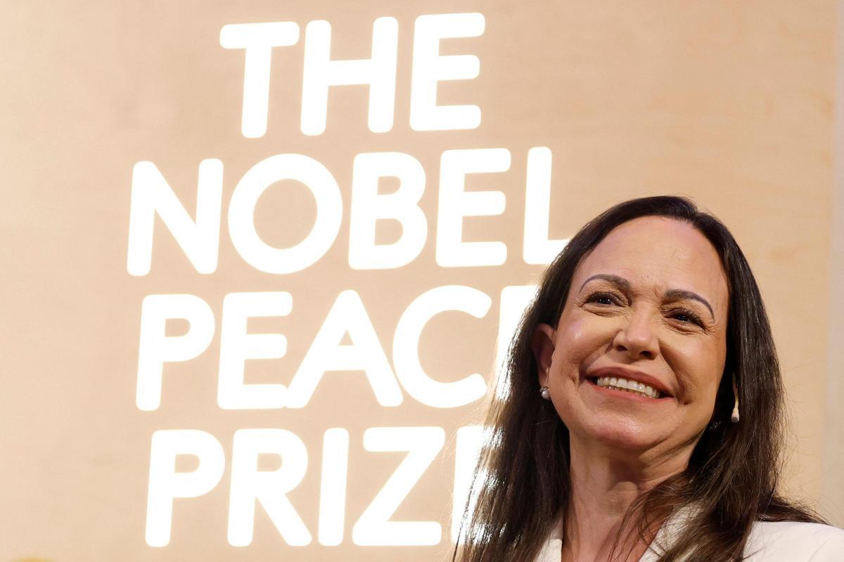 La ganadora del Premio Nobel de la Paz, María Corina Machado, ofrece una conferencia de prensa en el Grand Hotel de Oslo