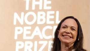 La ganadora del Premio Nobel de la Paz, María Corina Machado, ofrece una conferencia de prensa en el Grand Hotel de Oslo