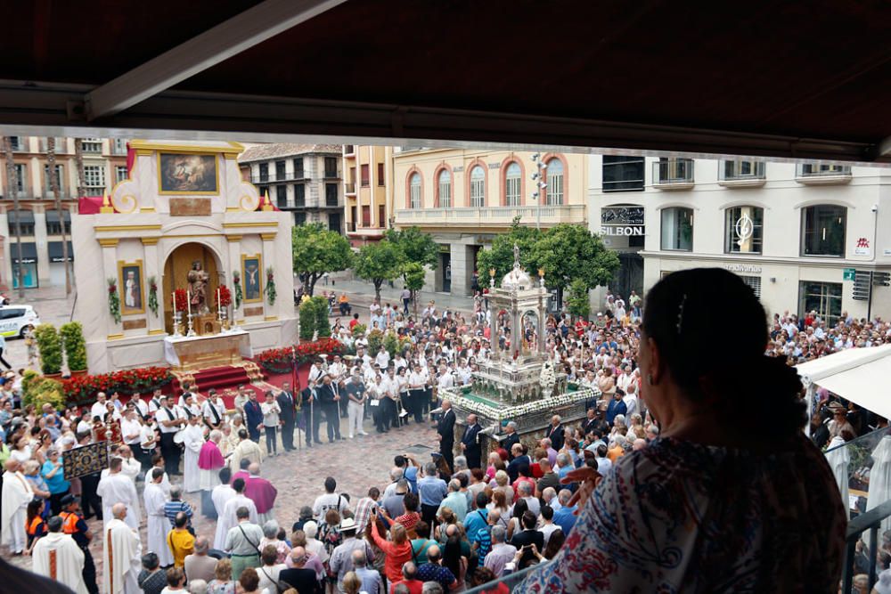 Málaga celebra el Corpus Christi en domingo y pese a las nubes que poco a poco ocupan los cielos, se palpa la alegría de vivir del arranque del verano