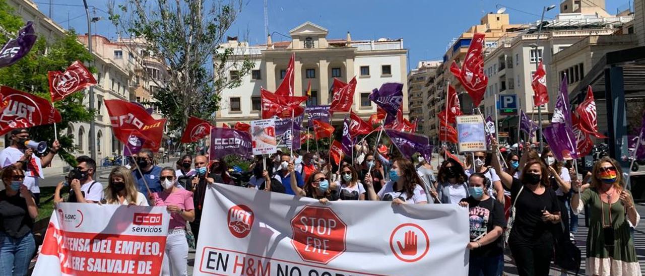 Los trabajadores de H&amp;M que se han concentrado este miércoles en Alicante.