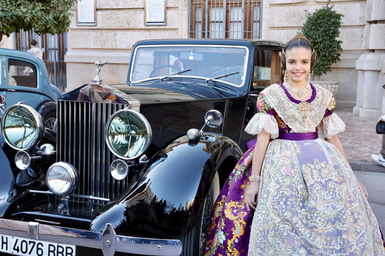 Falleras en "cotxes de l'Antigor" camino de su gran cita