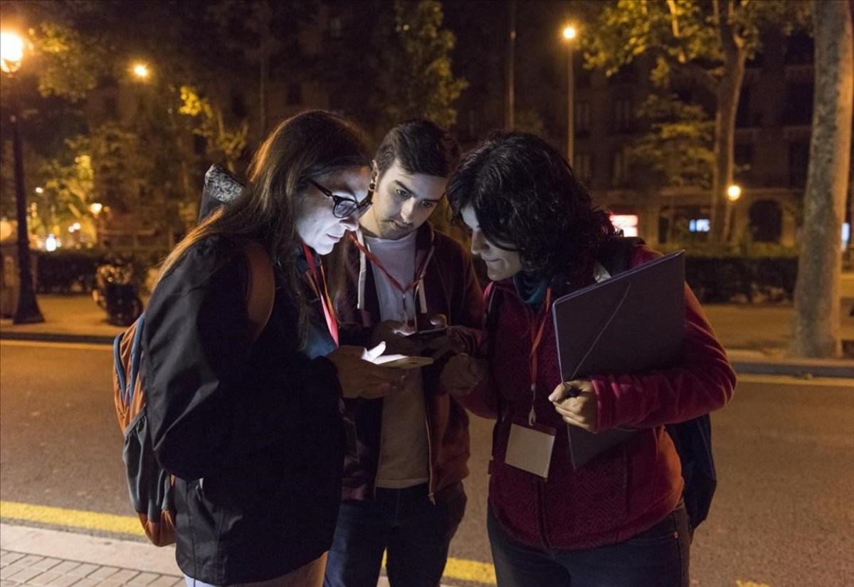 Voluntaris efectuen el recompte de persones sense sostre a Barcelona.