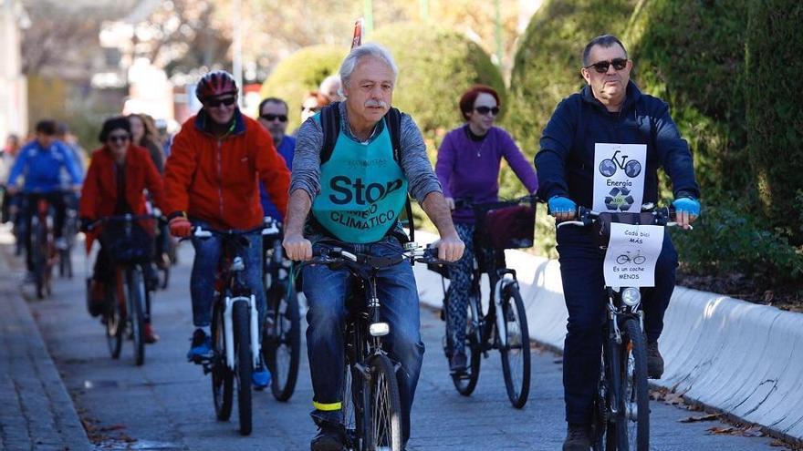 La &#039;bicifestación&#039; reúne en Córdoba a un centenar de personas contra el cambio climático