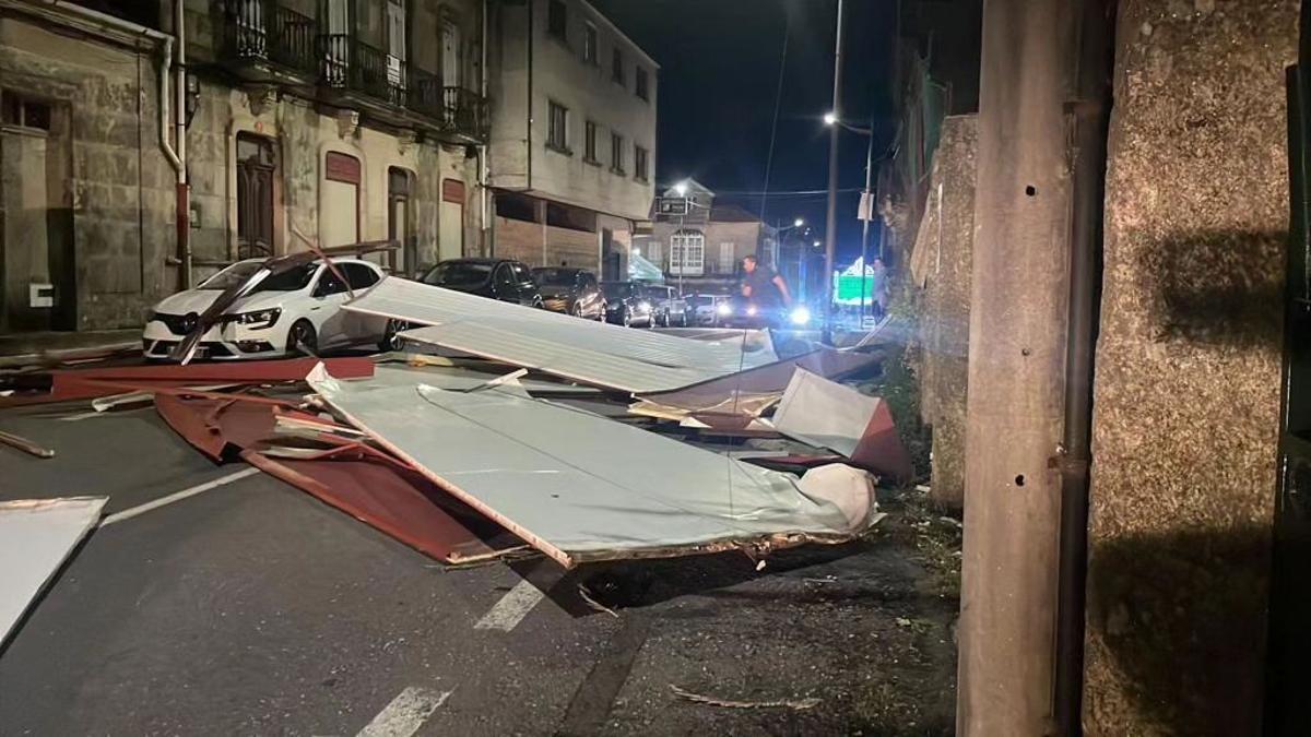 Piezas de la cubierta esparcidos por la calle