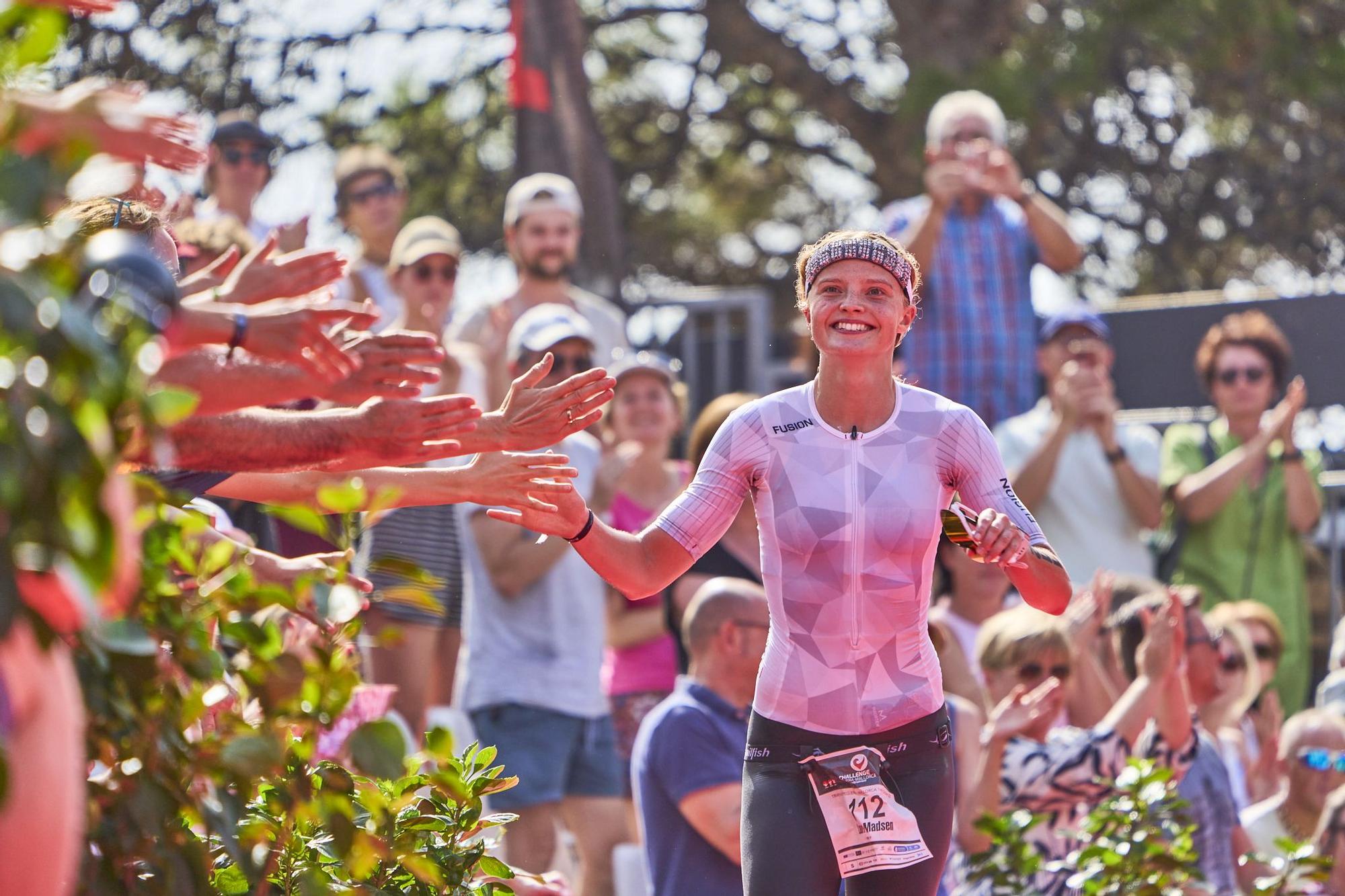 Más de 1.500 triatletas disputan el triatlón Challenge Peguera Mallorca