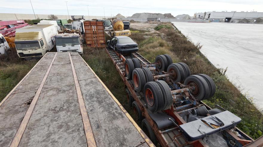 Vehículos abandonados en el puerto de Castelló