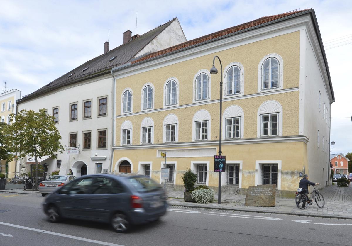 Les autoritats vigilen la casa natal de Hitler per evitar rapinyes Les autoritats vigilen la casa natal de Hitler per evitar rapinyes