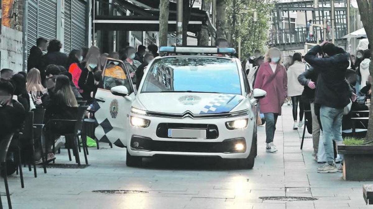 Un vehículo policial, ayer, durante uno de los controles realizados