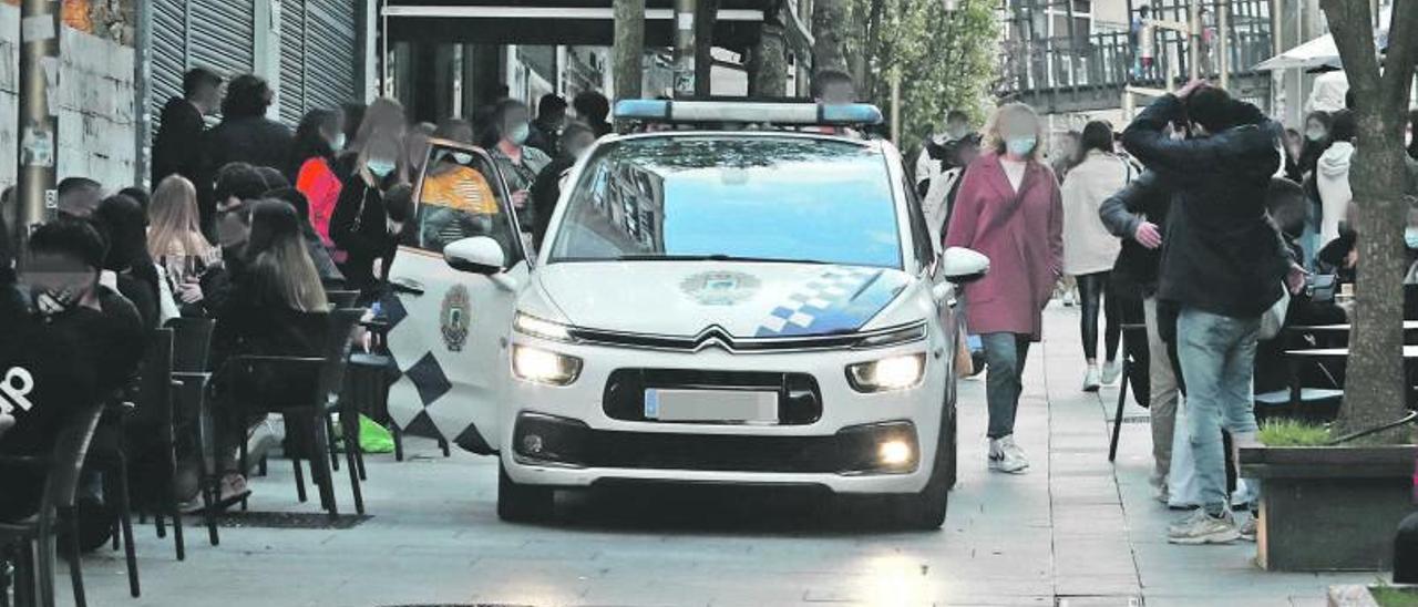 Un vehículo policial, hoy, durante uno de los controles realizados.   | // RICARDO GROBAS