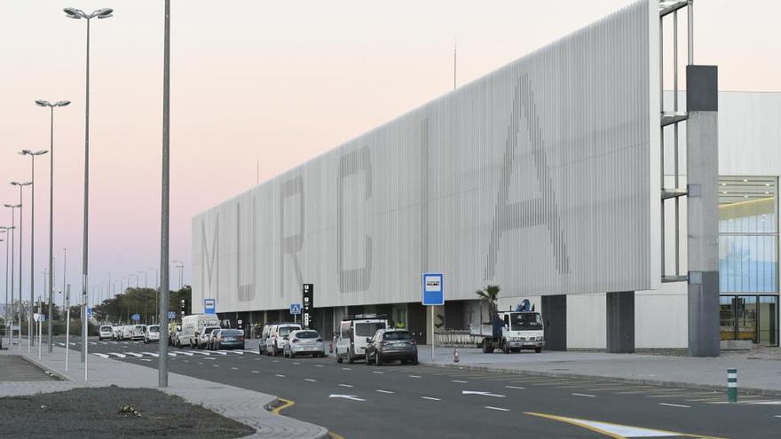 Fachada principal del edificio de la terminal, en la que puede leerse el nombre de Murcia