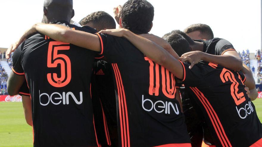 Los jugadores celebran el segundo gol.