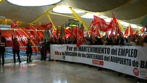 Protesta sindical en el aeropuerto de Barajas durante la huelga general.