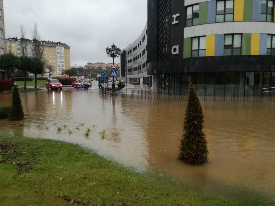 El agua anega en Oviedo la glorieta de Cerdeño