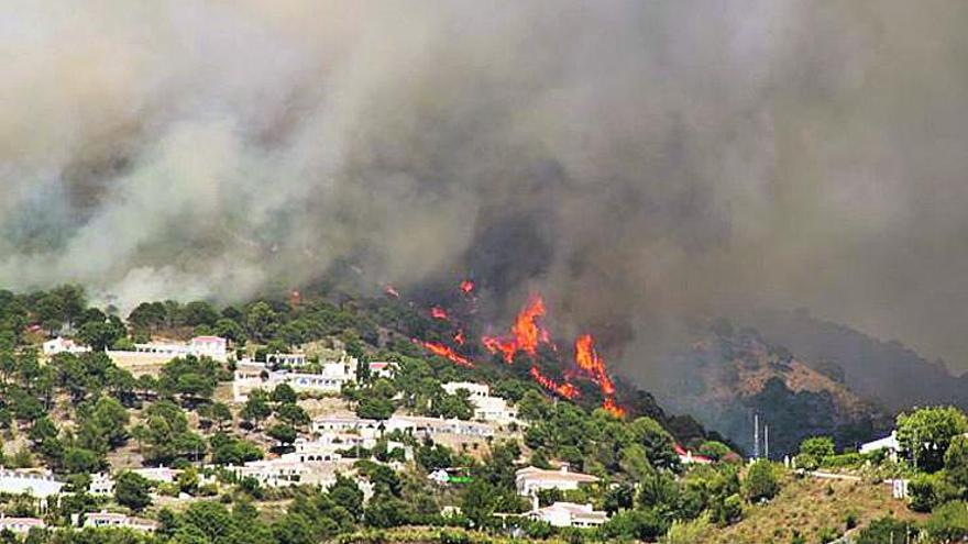 Un incendio obliga a desalojar a 500 personas en La Axarquía malagueña