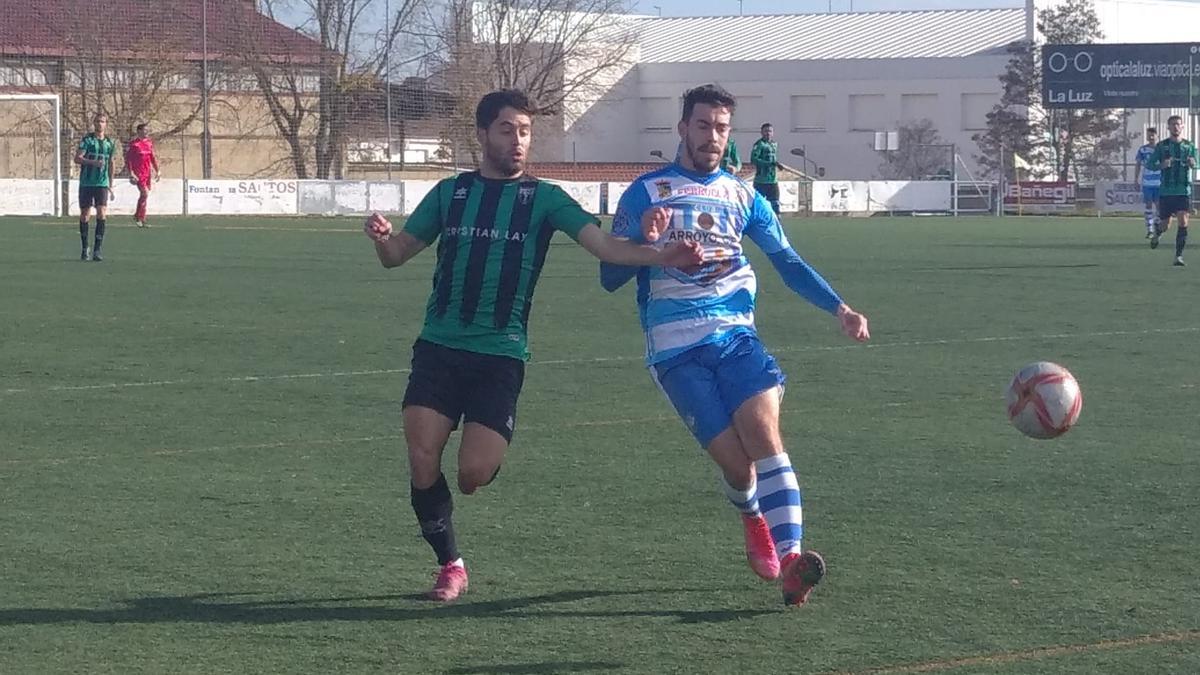 Un jugador del Jerez y otro del Arroyo pugnan por el balón.