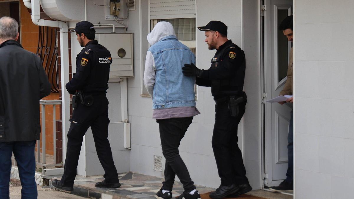 José Luis M.C., autor confeso de la muerte de Francisco Javier B.D de un tiro de escopeta, sale escoltado tras el registro policial de su vivienda