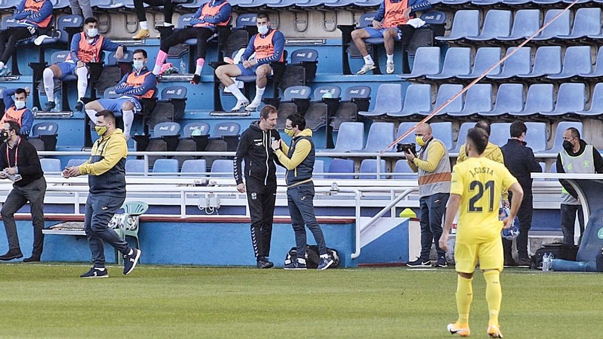 Luis Miguel Ramis saludando a Unai Emery antes del comienzo del partido.
