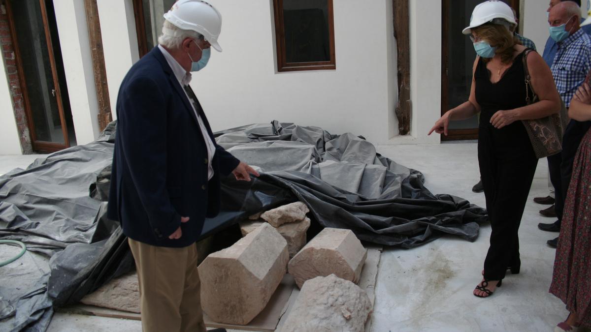 El arquitecto muestra a la consejera las columnas halladas.