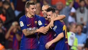 Messi, arropado por Iniesta y Digne durante el último partido del FC Barcelona contra el Málaga CF en el Camp Nou (2-0)