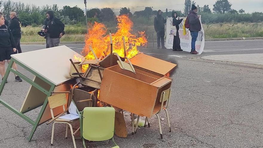Profesores queman pupitres durante la huelga educativa en Lleida