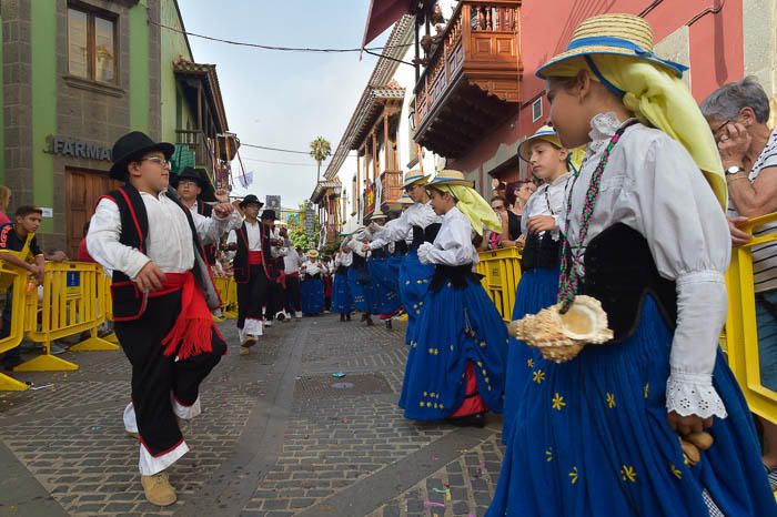 Carretas y grupos en la romería del Pino