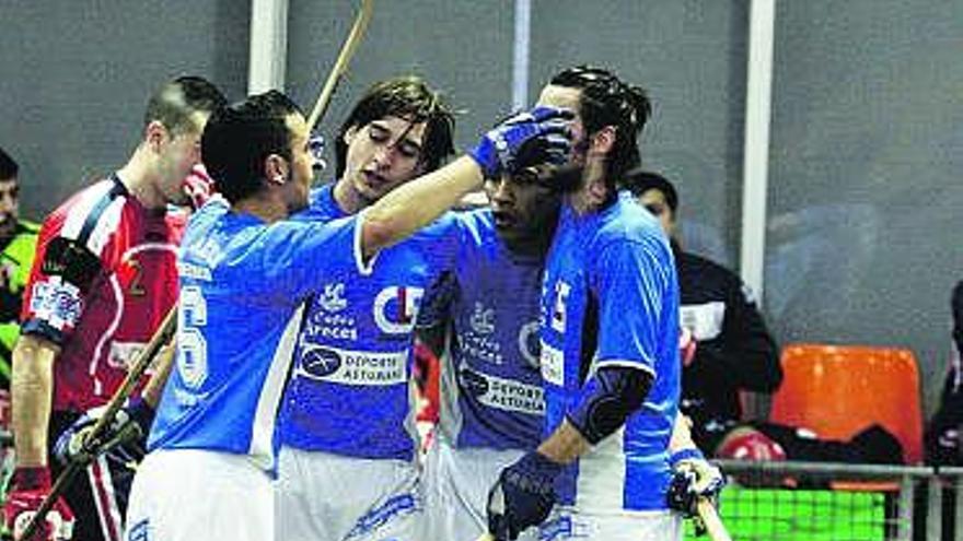 Los jugadores del Areces Elecinco celebran uno de sus goles.