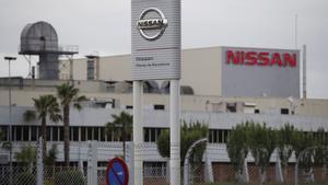 GRAF5576. BARCELONA, 14/05/2020.- Vista exterior de la planta de Nissan en la zona franca de Barcelona, este jueves. Nissan planea cerrar su fábrica de Barcelona dentro de su plan de reducción de costes, una medida que se haría oficial a final de mes según las informaciones que han trascendido este jueves del diario nipón Nikkei, aunque la Generalitat insiste en que la decisión aún no está tomada y reclama claridad a la firma automovilística, mientras que los sindicatos prometen dar guerra. EFE/ Alejandro García
