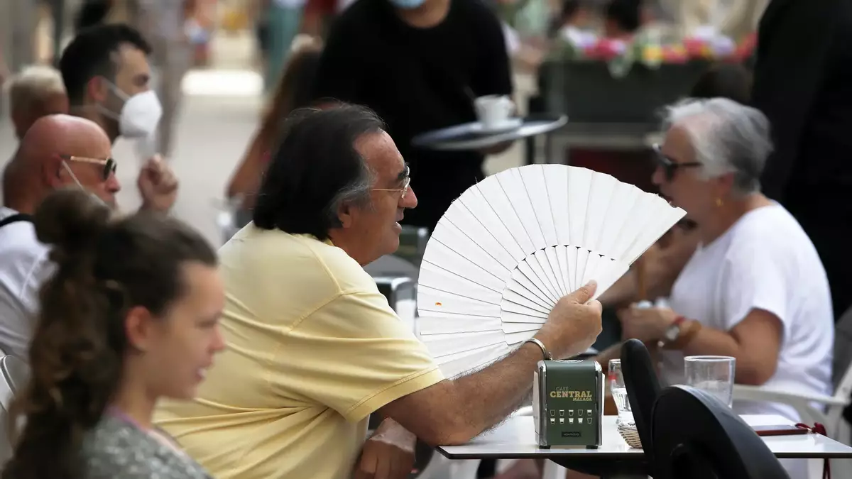 Varias personas intentan protegerse del calor