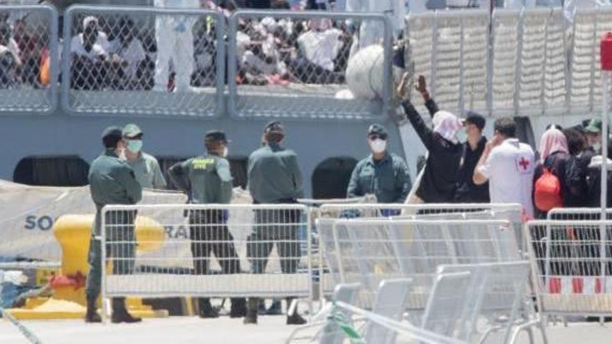 El desembarco de los 630 refugiados del Aquarius se prolongó once horas en València