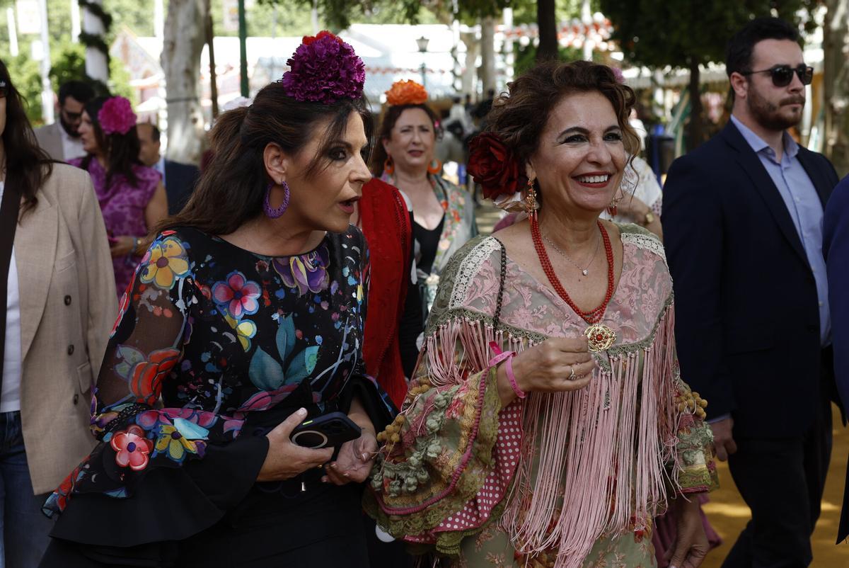 La secretaria general del PSOE-A y candidata a la Presidencia de la Junta, María Jesús Montero (d), junto la portavoz de campaña del PSOE de Andalucía y número uno de dicho partido por las listas de Jaén, Ángeles Férriz, pasea por el Real de la Feria, este miércoles durante la Feria de Abril de Sevilla.