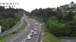 Retenciones en la salida de A Coruña por la autopista AP-9 por un coche volcado en Vilaboa