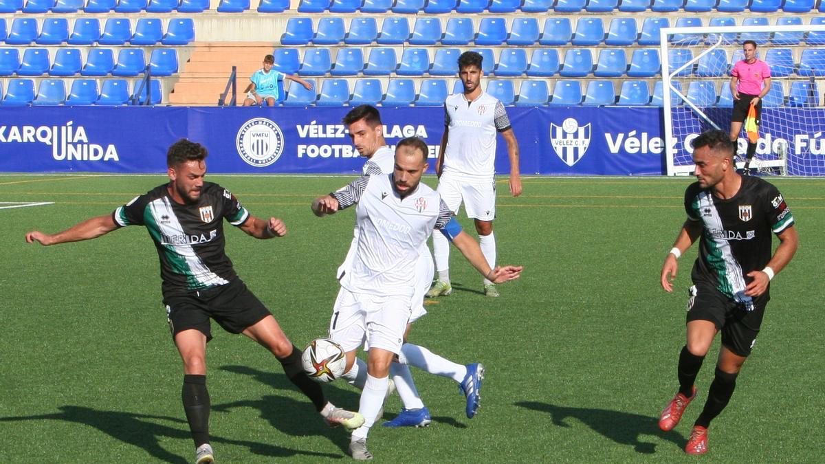 Un lance del encuentro de ayer en el campo del Vélez.