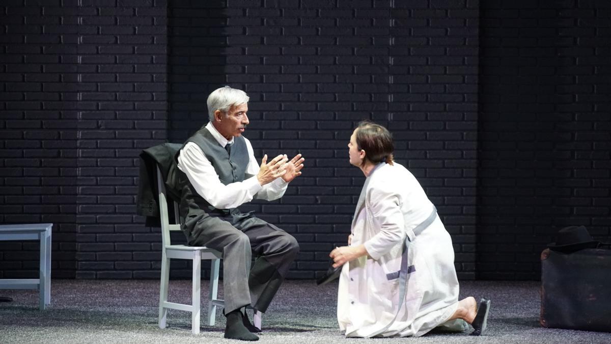 Imanol Arias, en una escena de la obra en el Gran Teatro de Córdoba.