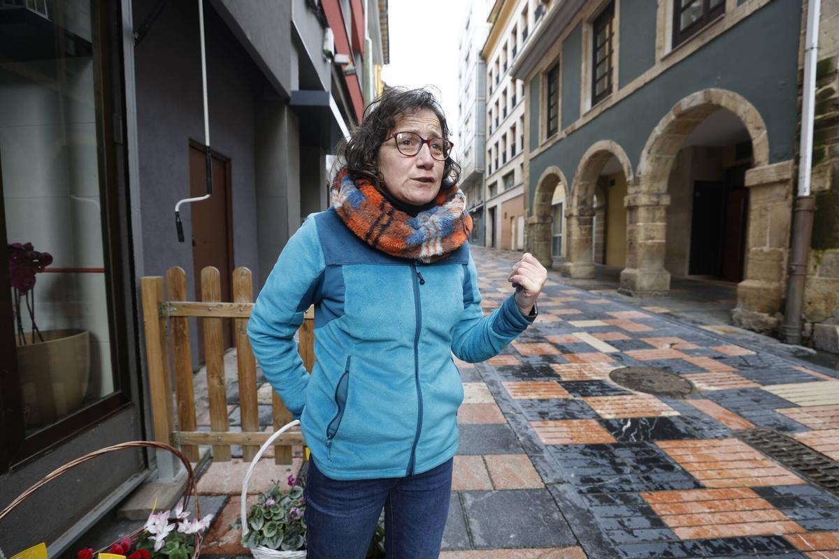 Guiomar Álvarez, a las puertas de su floristería.