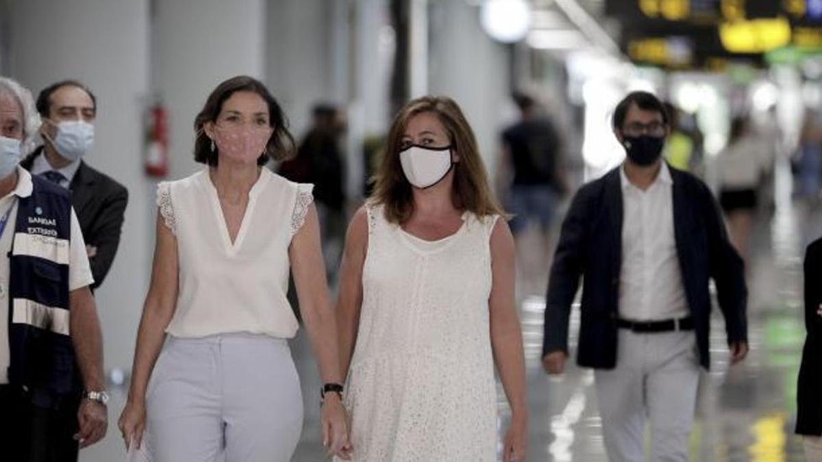 Maroto, con Armengol, y Negueruela detrás, en el aeropuerto, durante la crisis sanitaria.