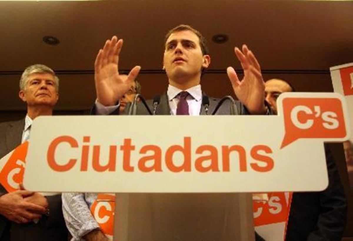 Albert Rivera compareix davant els mitjans acompanyat pel comitè electoral de Ciutadans després de reunir-se per analitzar els resultats dels comicis, avui, a Barcelona.