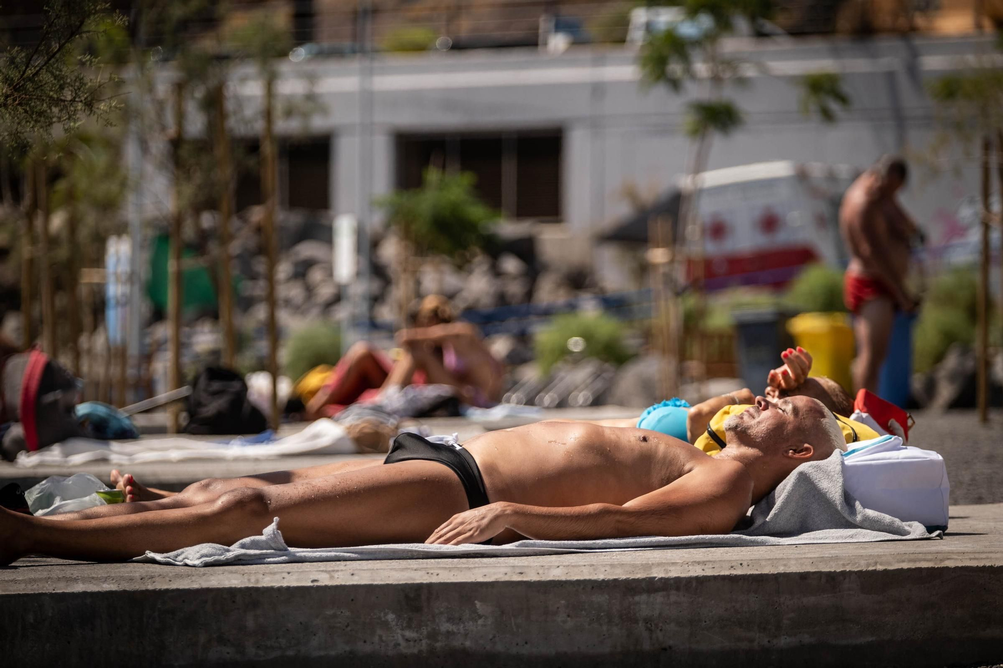 Bañistas en la playa de Valleseco