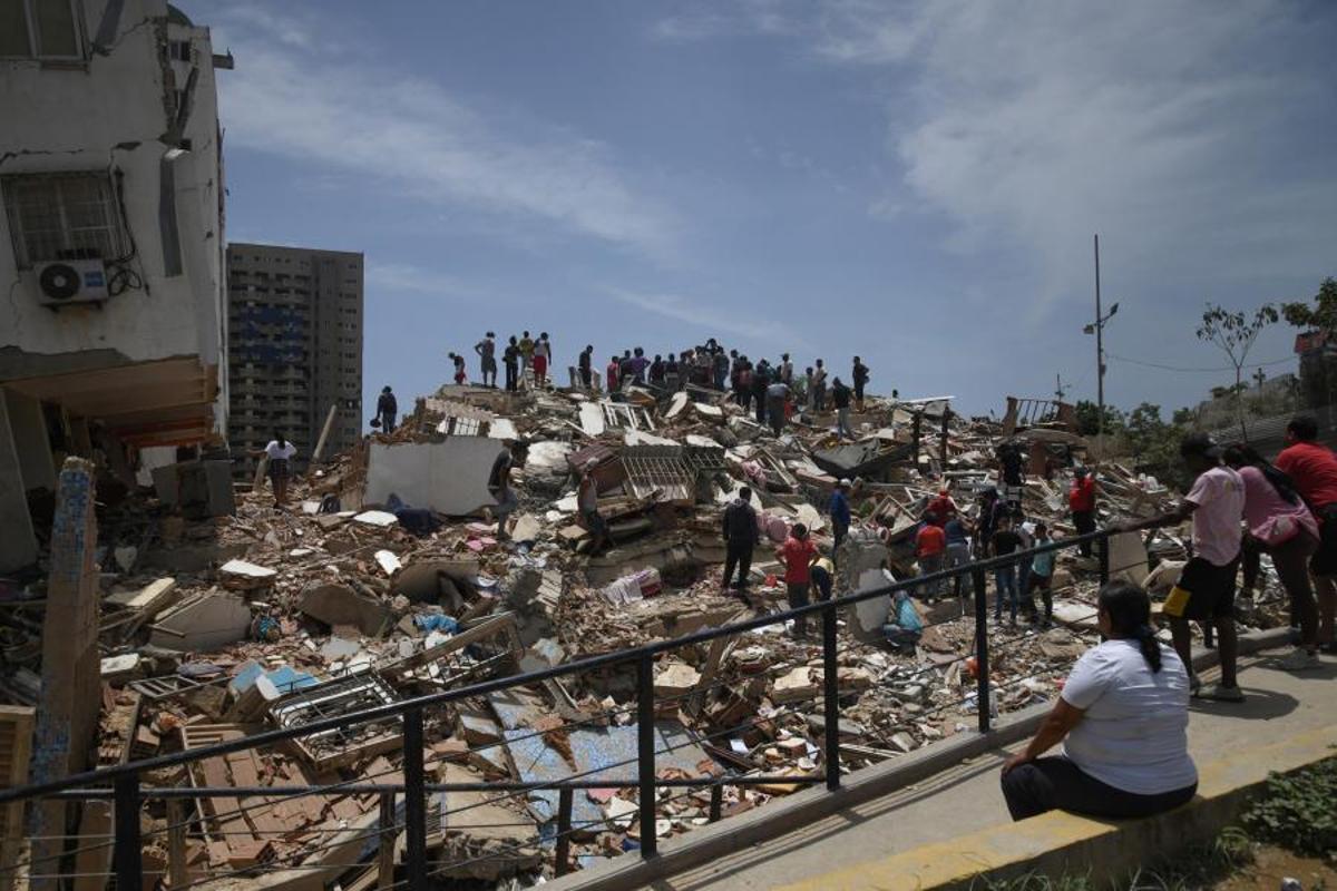Una mujer observa una zona destruida por los terremotos en La Guaira.