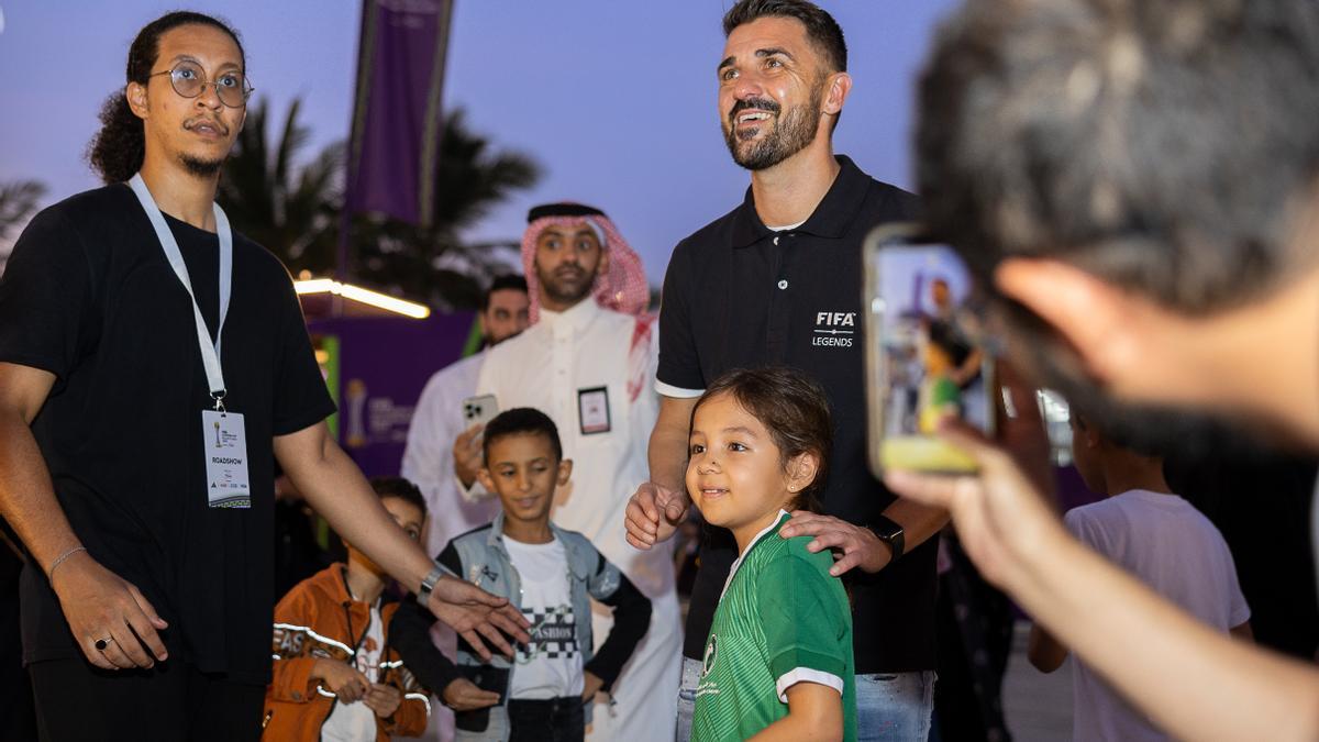 David Villa, considerado por FIFA como jugador leyenda, posa con una joven saudí