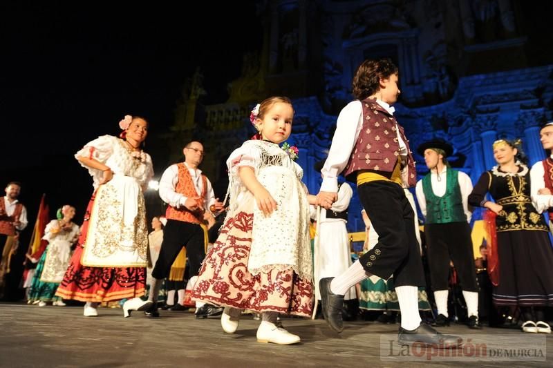 La Antorcha de la Amistad y el Moneo brillan en colores con motivo de este Festival Internacional de Folclore