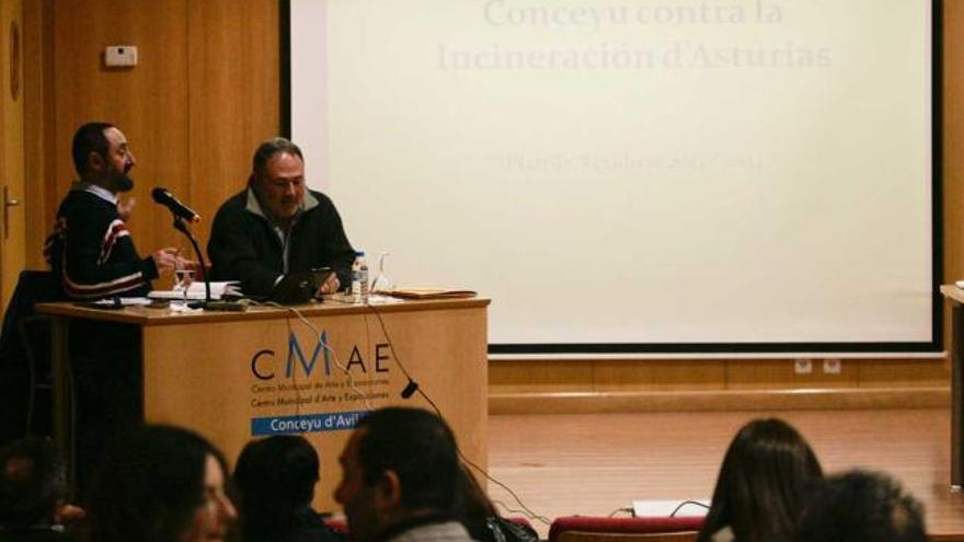 Los participantes, ayer, en el debate de la plataforma organizado en el CMAE.